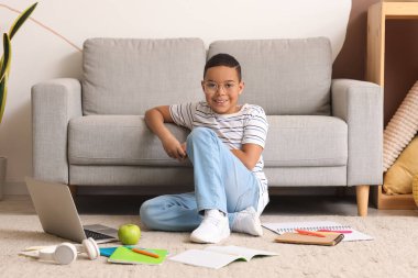Küçük Afro-Amerikalı çocuk evde bilgisayar bilimleri okuyor.
