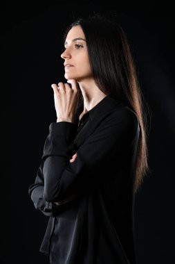 siyah arka plan üzerine güzel bir genç kadın