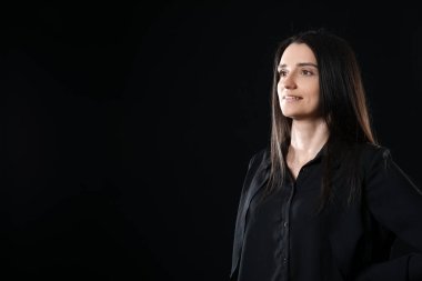 siyah arka plan üzerine güzel bir genç kadın