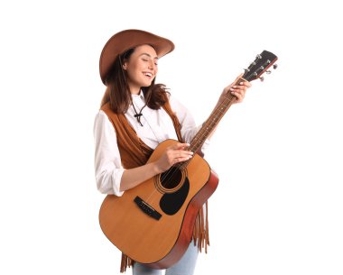 Beyaz arka planda gitar çalan güzel kovboy kız.