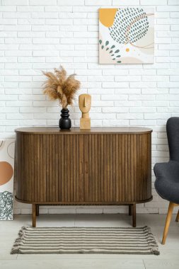 Çekmeceleri, koltuğu, boyası ve yumuşak halısı olan şık bir oturma odası.