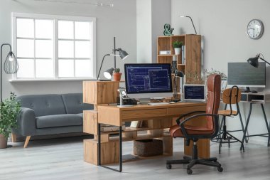 Programcı işyerine sahip modern ofisin içi