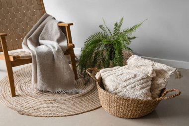 Hasır sepeti ve sandalyesi olan oturma odasının içinde.