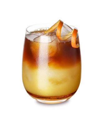 Beyaz arka planda izole edilmiş bir bardak lezzetli turuncu espresso.