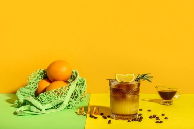 Renkli arkaplanda bir bardak lezzetli turuncu espresso.