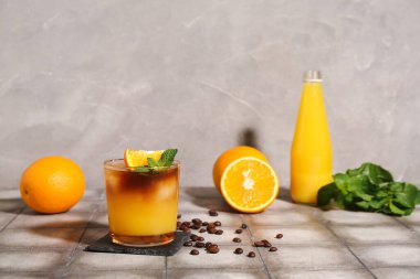 Bir bardak lezzetli portakallı espresso.