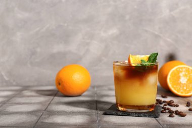Bir bardak lezzetli portakallı espresso.