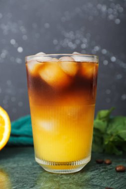 Bir bardak lezzetli portakallı espresso.