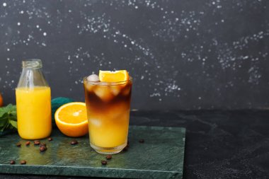 Bir bardak lezzetli portakallı espresso.