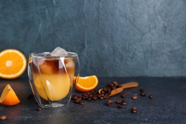 Koyu mavi arka planda soğuk turuncu espresso.