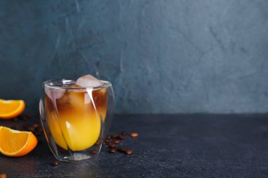 Koyu mavi arka planda soğuk turuncu espresso.