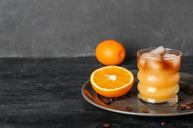 Masada bir bardak soğuk portakal espresso.