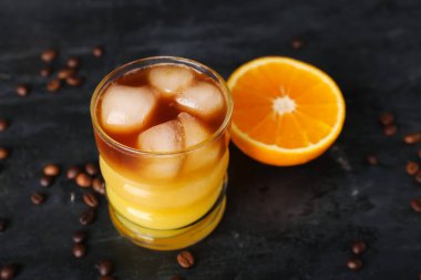 Siyah arka planda soğuk turuncu espresso.