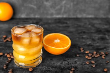 Masada bir bardak soğuk portakal espresso.