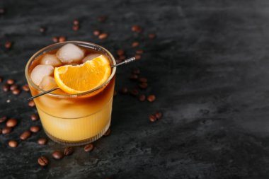 Siyah arka planda soğuk turuncu espresso.