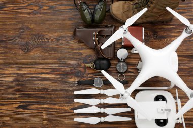 Modern kuadkopter, uzaktan kumanda ve ahşap arka planda askeri set