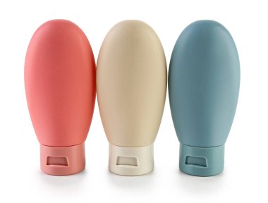 Beyaz arkaplanda kozmetik şişeler