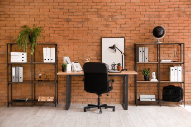 Çalışma yeri ve raf üniteleriyle birlikte ofis içi