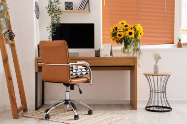 İş yeri ve vazoda ayçiçekleri olan modern ofis.