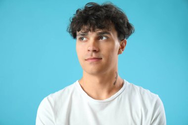 mavi zemin üzerine yakışıklı genç portresi