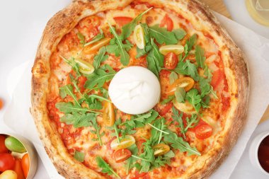 Beyaz arka planda Burrata peynirli lezzetli pizza.