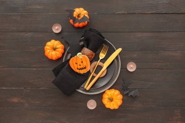 Koyu ahşap arka planda lezzetli kurabiyelerle Cadılar Bayramı sofrası