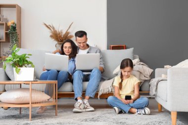 Oturma odasında aletleri olan mutlu bir aile.
