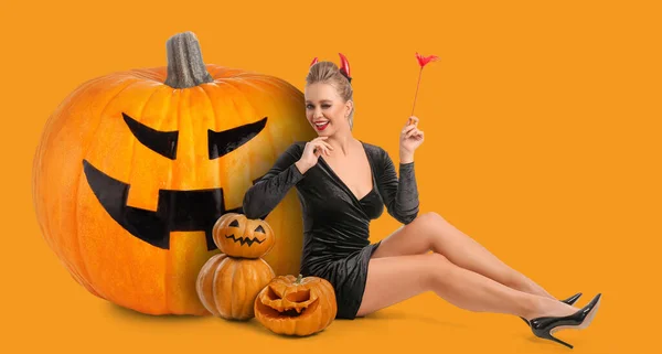 Sexy Mladá Žena Oblečená Halloween Party Dýněmi Oranžovém Pozadí — Stock fotografie