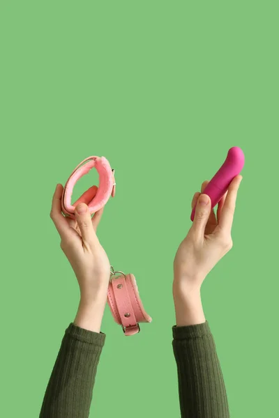 Жінка Рожевими Наручниками Вібратором Секс Шопу Зеленому Фоні — стокове фото