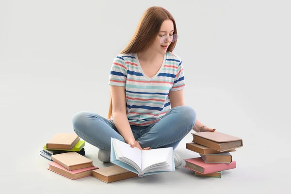 Adolescente Chica Con Libros Sentado Sobre Fondo Claro —  Fotos de Stock
