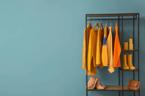 Regal Mit Kleidung Und Schuhen Der Nähe Der Blauen Wand — Stockfoto