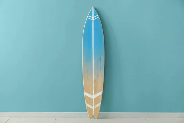 Drewniana Deska Surfingowa Pobliżu Niebieskiej Ściany — Zdjęcie stockowe