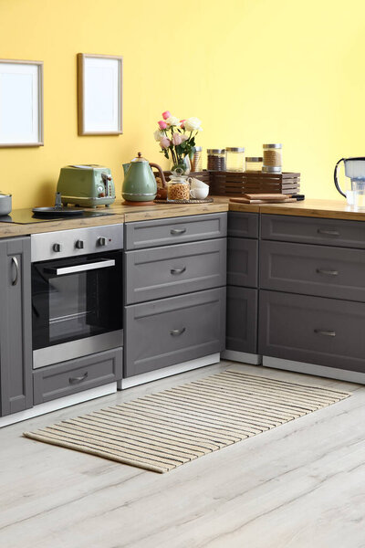 Интерьер современной кухни со стильным ковром