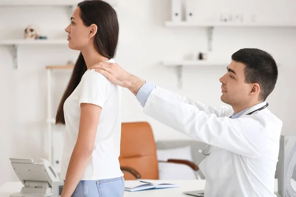 Médico Masculino Verificando Postura Jovem Clínica — Fotografia de Stock