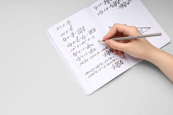 Kobieta Pisząca Formuły Matematyczne Copybooku Ołówkiem Szarym Tle — Zdjęcie stockowe