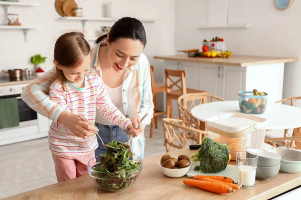Menina Com Sua Mãe Fazendo Salada Saudável Cozinha — Fotografia de Stock