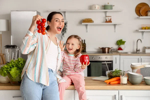 Menina Com Sua Mãe Legumes Saudáveis Cozinha — Fotografia de Stock