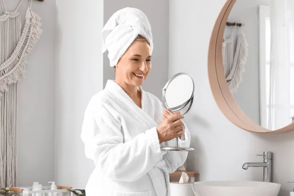 Mulher Madura Com Espelho Banheiro — Fotografia de Stock
