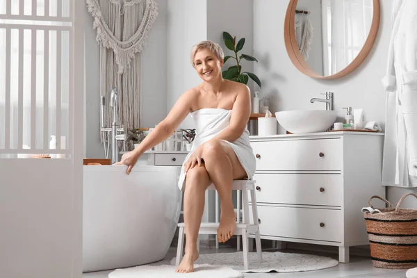 Mature Woman Sitting Stool Shower Bathroom — Stock Photo, Image