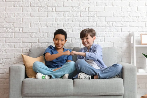 Симпатичні Маленькі Хлопчики Підстрибують Кулаки Вдома — стокове фото