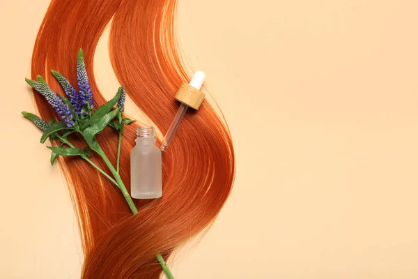 Імбирне Волосся Квіти Пляшка Ефірної Олії Кольоровому Фоні — стокове фото