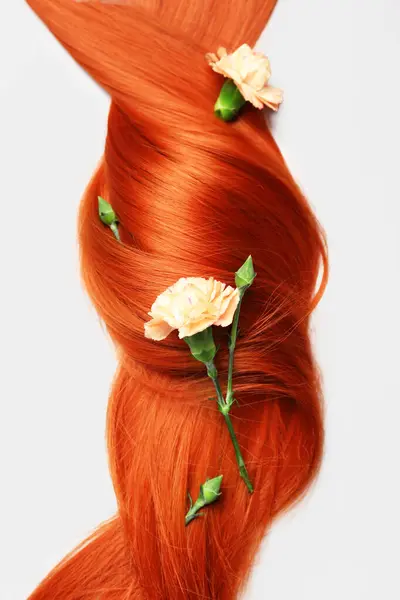Krásné Zrzavé Vlasy Karafiáty Květiny Bílém Pozadí Detailní Záběr — Stock fotografie