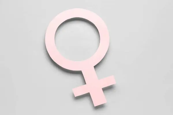 灰色背景上女性的纸符号 — 图库照片