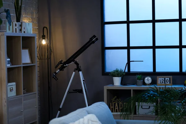 Geceleri Teleskoplu Raflı Şık Bir Oturma Odası — Stok fotoğraf