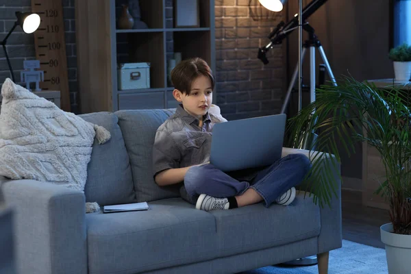 Kleine Jongen Doet Huiswerk Met Laptop Zitten Bank Thuis Avond — Stockfoto