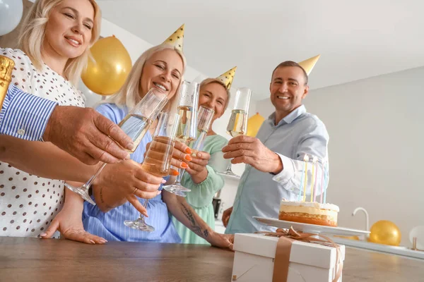 Ältere Menschen Mit Champagnergläsern Feiern Geburtstag Der Küche — Stockfoto