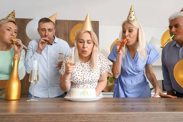 Reif Frau Mit Sie Friends Making Wunsch Bei Geburtstagsparty Kitchen — Stockfoto