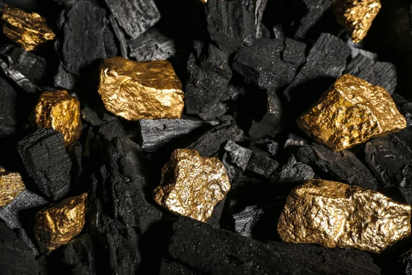 Aranyrögök Fekete Faszénen Közelkép — Stock Fotó