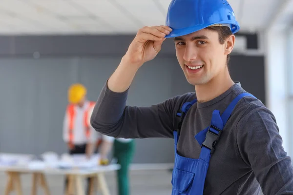 Manlig Byggare Arbetar Rummet Närbild — Stockfoto