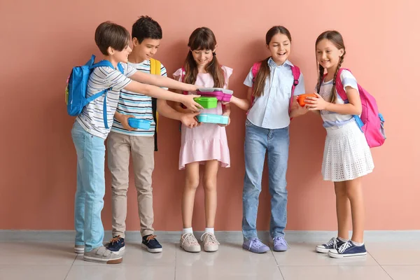 Kleine Schüler Mit Brotdosen Und Rucksäcken Rosa Wand — Stockfoto